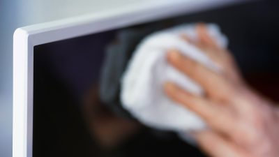 Comment nettoyer un écran TV sans risque ?
