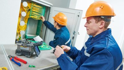 techniciens raccorde fibre optique