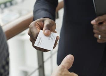 entrepreneur donne carte de visite