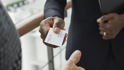 entrepreneur donne carte de visite