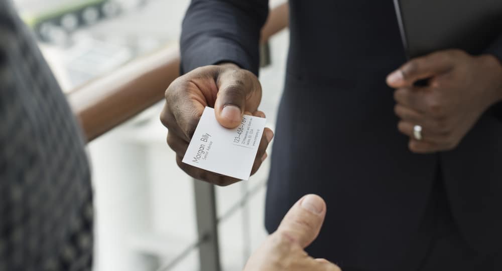 entrepreneur donne carte de visite