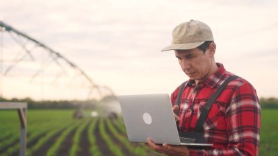 agriculteur avec pc