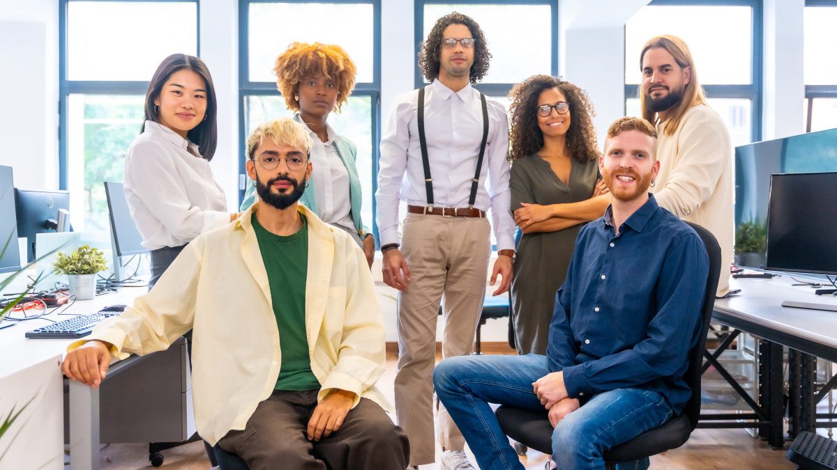 portrait de jeunes membres coworking